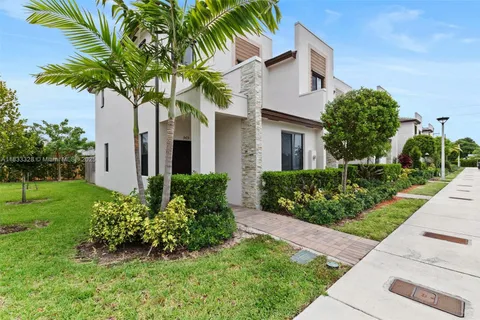 965 NE 211th St, Miami FL 33179