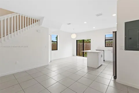 965 NE 211th St, Miami FL 33179
