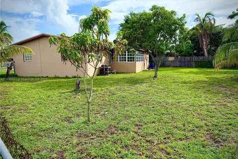 701 NW 176th Ter, Miami Gardens FL 33169