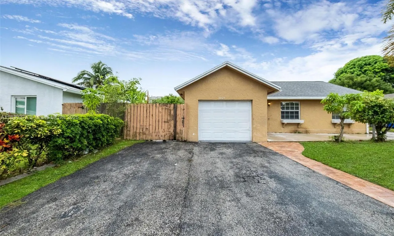 7209 SW 3rd Ct, North Lauderdale FL 33068