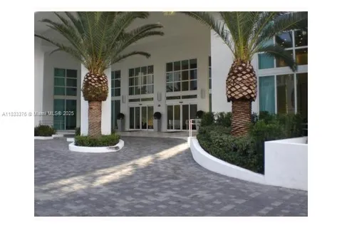 950 Brickell Bay Dr # 3006, Miami FL 33131