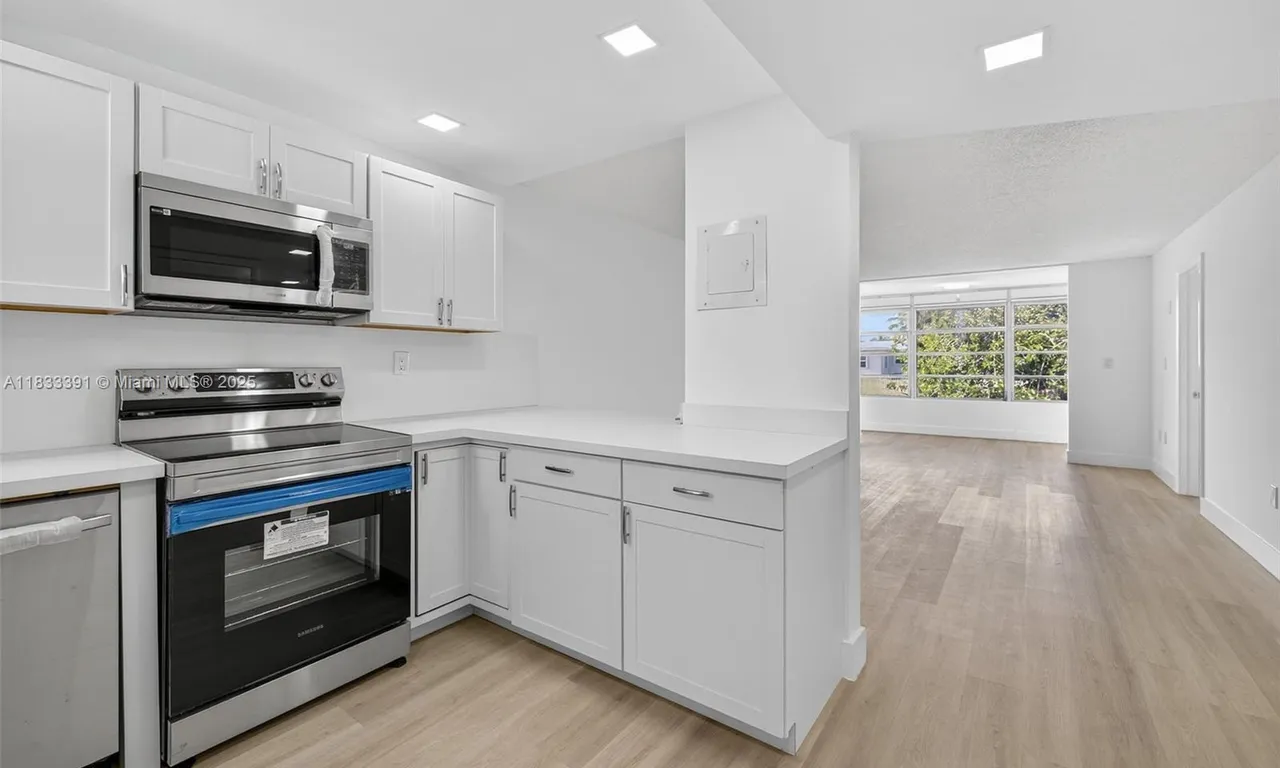 8305 Sunrise Lakes Blvd # 104, Sunrise FL 33322