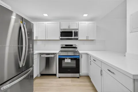 8305 Sunrise Lakes Blvd # 104, Sunrise FL 33322