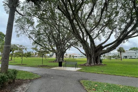 4200 Hillcrest Dr # 900, Hollywood FL 33021