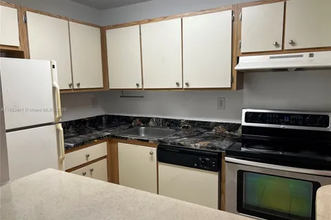 7090 NW 179th St # 308, Hialeah FL 33015