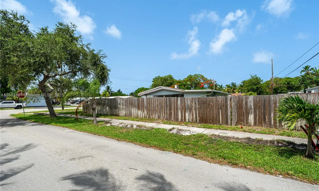 800 NE 24th St, Pompano Beach FL 33064