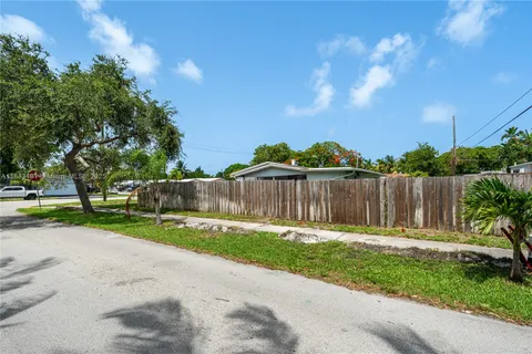 800 NE 24th St, Pompano Beach FL 33064