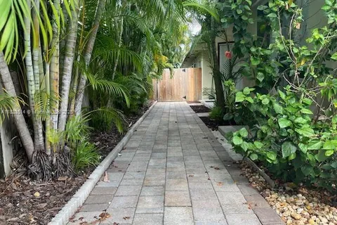 816 NE 17th Way, Fort Lauderdale FL 33304