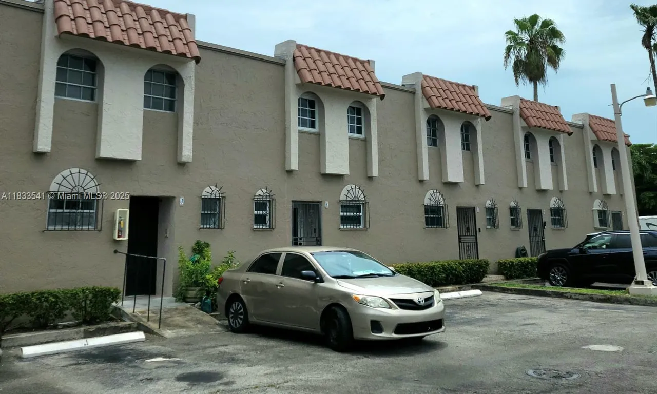 11 Olive Dr # J, Hialeah FL 33010