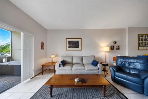 4330 Hillcrest Dr # 104, Hollywood FL 33021