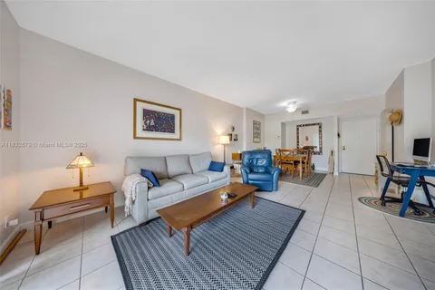 4330 Hillcrest Dr # 104, Hollywood FL 33021