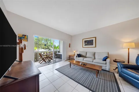 4330 Hillcrest Dr # 104, Hollywood FL 33021
