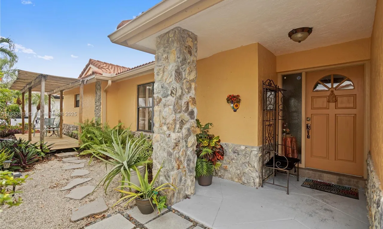 15824 Cotswold Ct, Davie FL 33331