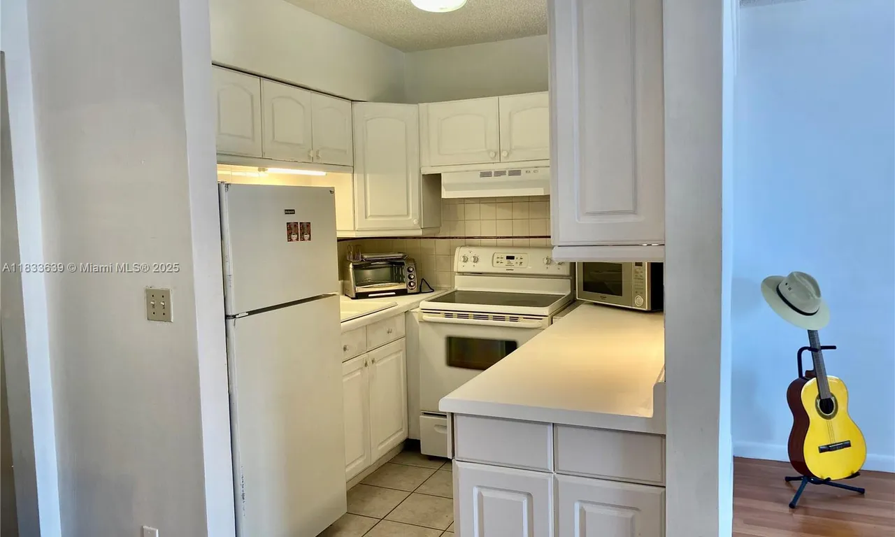 820 SW 11th Ave # 15B, Hallandale Beach FL 33009