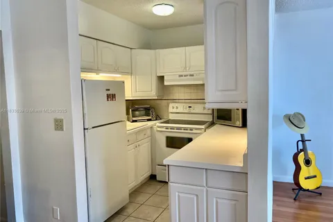 820 SW 11th Ave # 15B, Hallandale Beach FL 33009