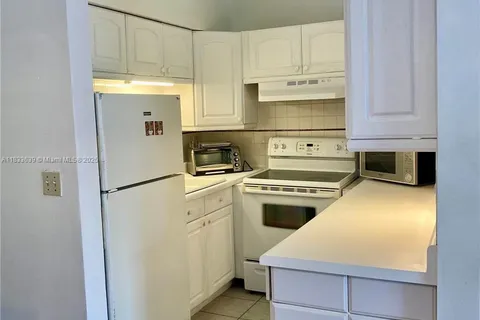 820 SW 11th Ave # 15B, Hallandale Beach FL 33009