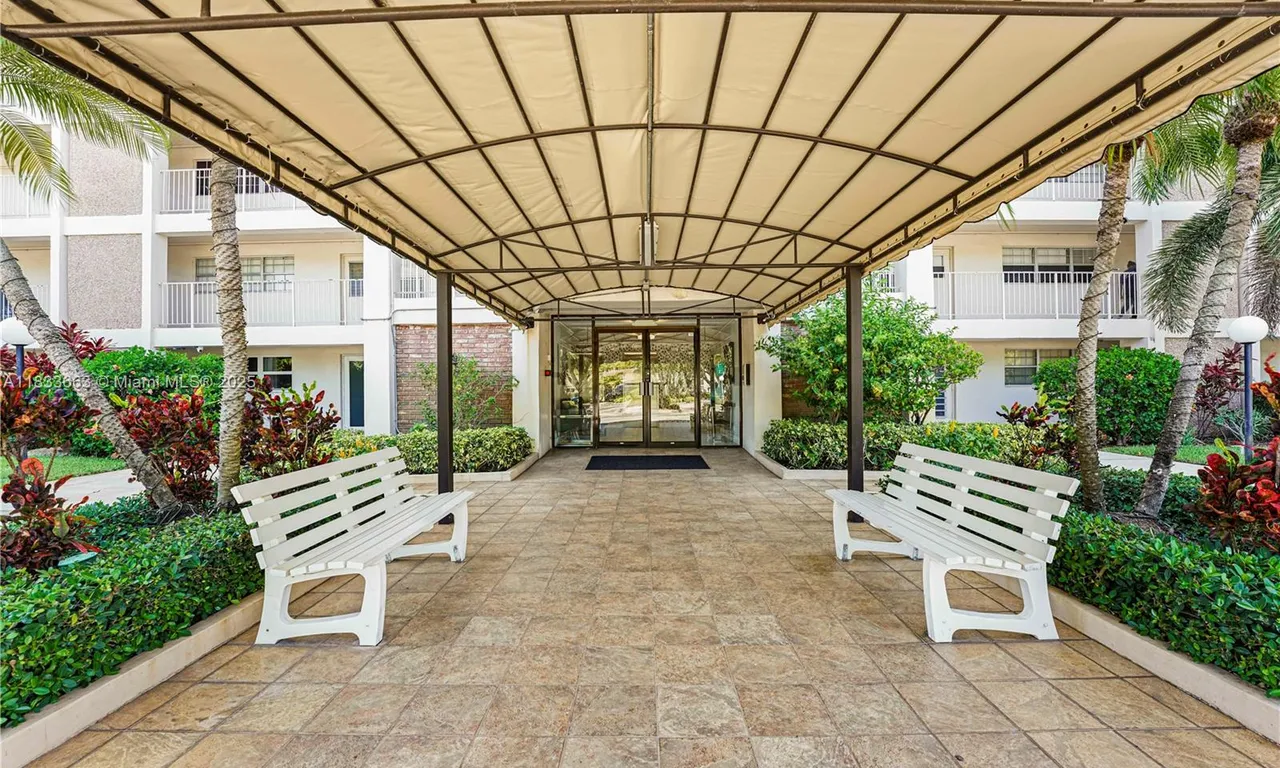 2671 S Course Dr # 303, Pompano Beach FL 33069