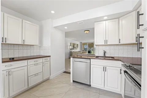 2671 S Course Dr # 303, Pompano Beach FL 33069