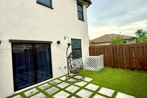 529 NE 206th Ln # 529, Miami FL 33179