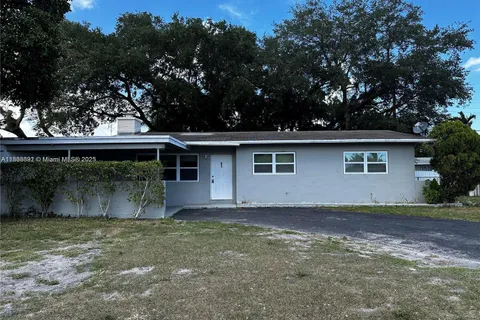 61 NE 195th St, Miami FL 33179