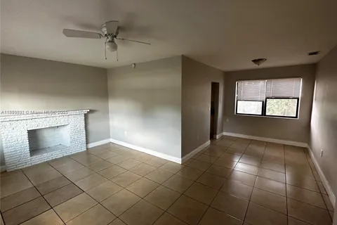 61 NE 195th St, Miami FL 33179