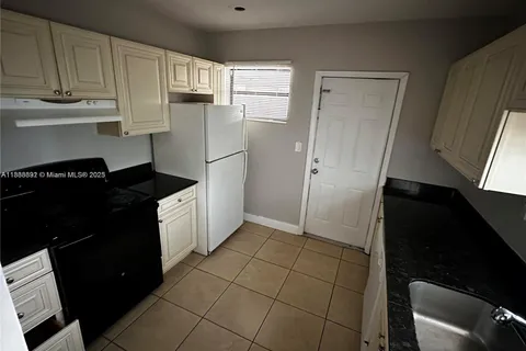 61 NE 195th St, Miami FL 33179