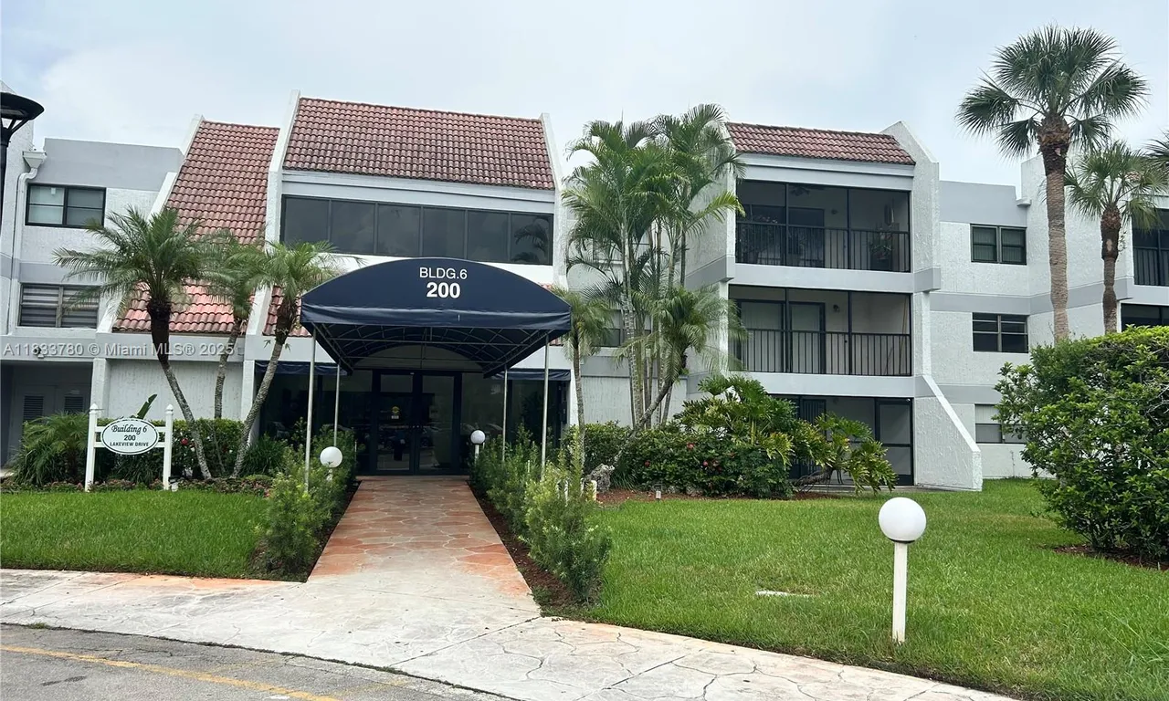 200 Lakeview Dr # 312, Weston FL 33326