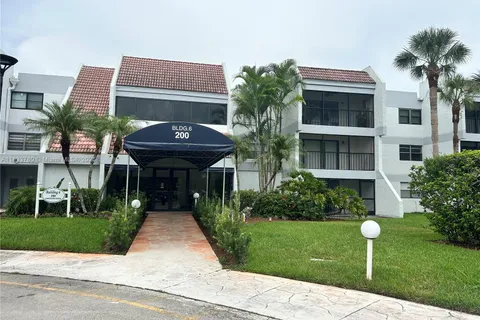 200 Lakeview Dr # 312, Weston FL 33326