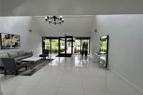 200 Lakeview Dr # 312, Weston FL 33326