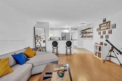 2715 NE 49th St # 102, Fort Lauderdale FL 33308