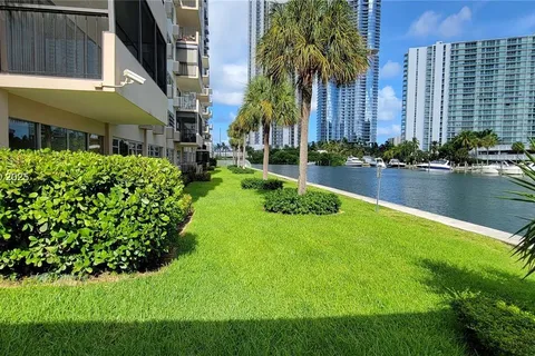 220 Kings Point Dr # 111, Sunny Isles Beach FL 33160