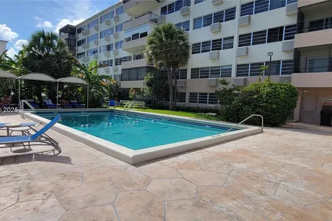 220 Kings Point Dr # 111, Sunny Isles Beach FL 33160