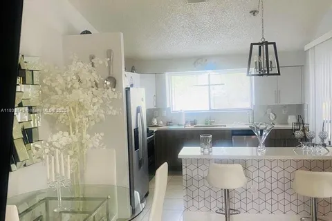 8211 NW 191st St, Hialeah FL 33015
