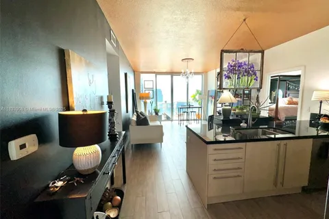 79 SW 12th St # 3904S, Miami FL 33130