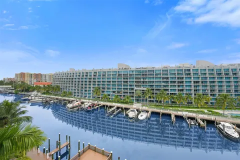 3001 NE 185th St # 613, Aventura FL 33180