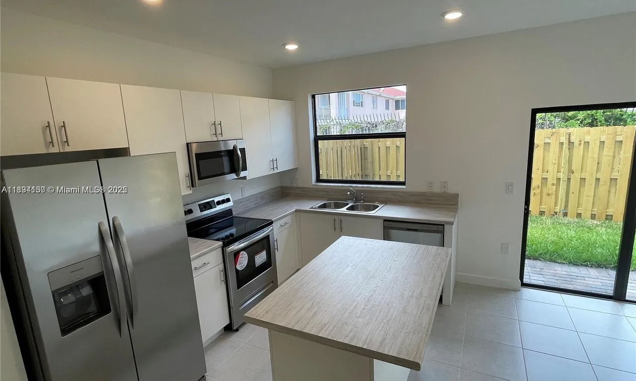 883 NE 211th St # 883, Miami FL 33179