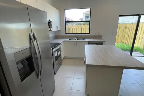 883 NE 211th St # 883, Miami FL 33179