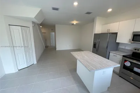 883 NE 211th St # 883, Miami FL 33179