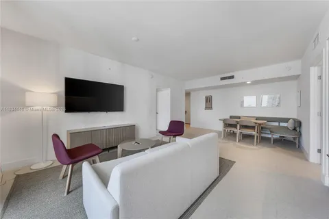 159 NE 6 # 2402, Miami FL 33132