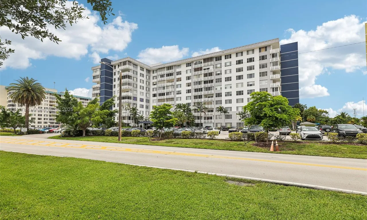 4350 Hillcrest Dr # 303, Hollywood FL 33021