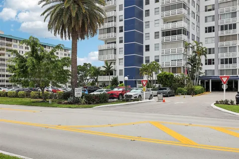 4350 Hillcrest Dr # 303, Hollywood FL 33021