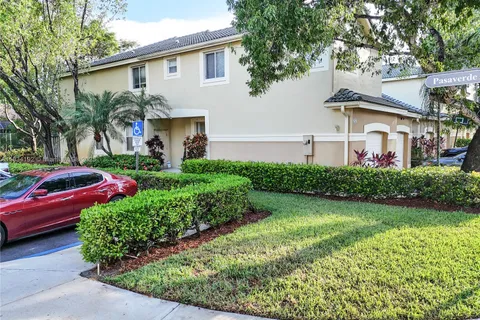 2052 Hacienda Ter, Weston FL 33327