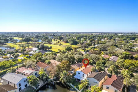 9825 Fairway Cove Ln, Plantation FL 33324