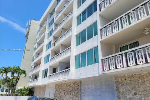 8233 Harding Ave # 204, Miami Beach FL 33141