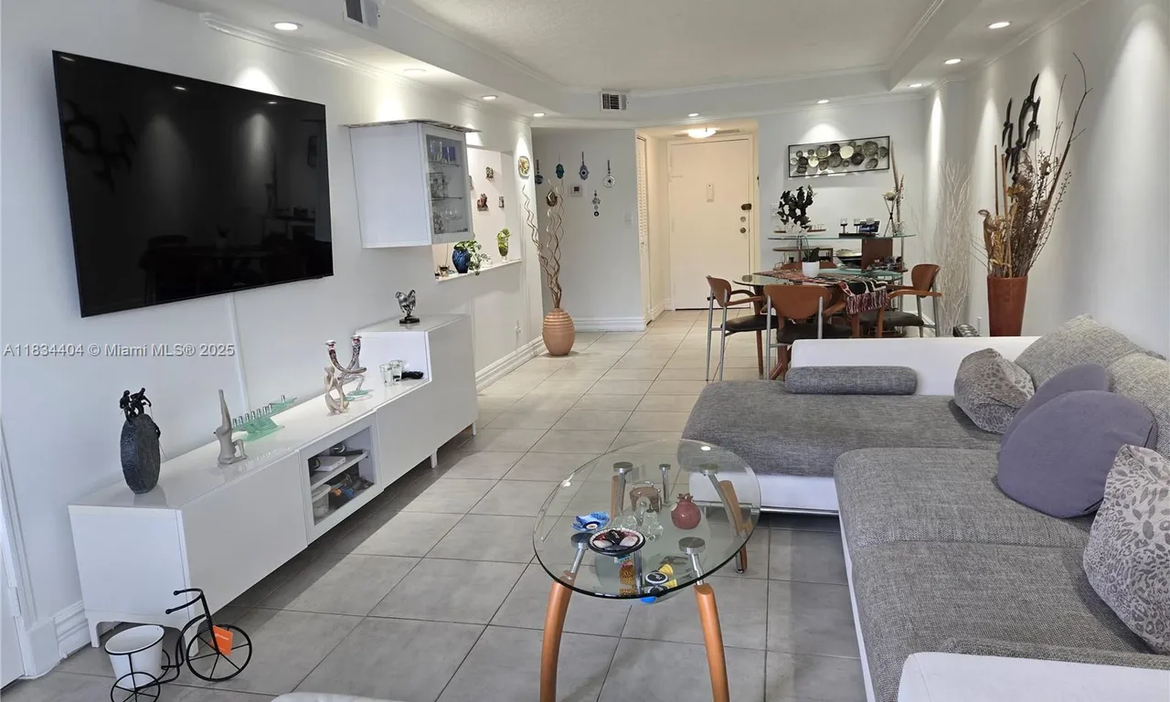1000 Parkview Dr # 114, Hallandale Beach FL 33009