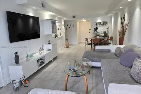 1000 Parkview Dr # 114, Hallandale Beach FL 33009