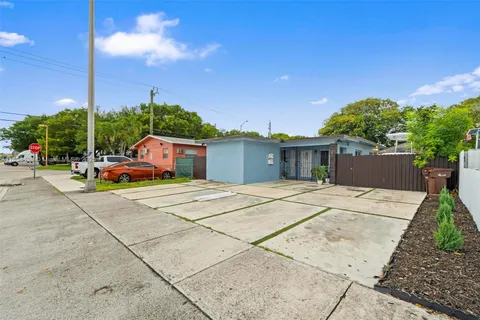 938 SE 12th St, Hialeah FL 33010