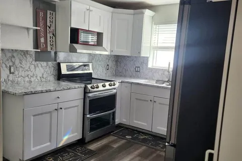 561 NE 159th St, Miami FL 33162