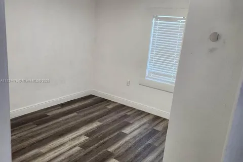 561 NE 159th St, Miami FL 33162