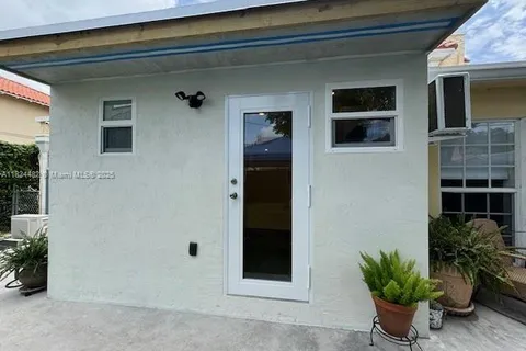 1617 NW 8th St # A, Miami FL 33125
